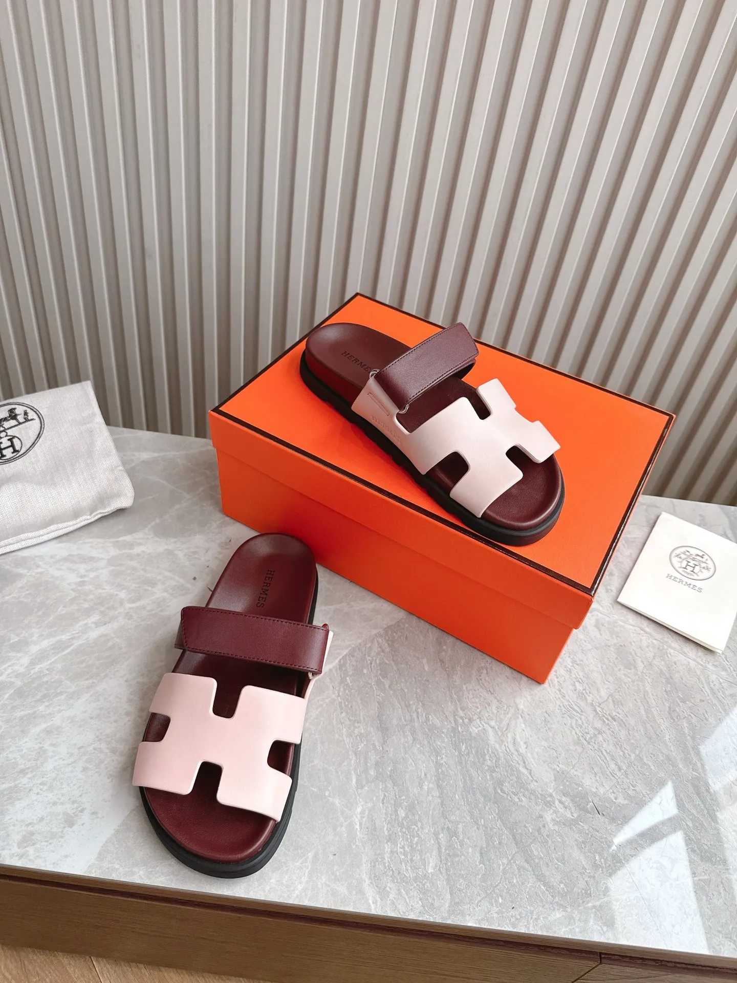 p480🐮🐮Couple model (top version) H family 2024 spring and summer new style HERMES Hermes' recently popular couple model pig nose angle sandals and slippers, paired with various colorful socks, popular. Upper: imported original deerskin (the genuine leather edging is not ordinary super migration). Lining: imported genuine leather. Outsole: Tpu non-slip and wear-resistant outsole. Size: Female 35-42 (40/42 non-returnable and non-exchangeable) Male size: 39-45 (45 non-refundable and non-exchangeable)